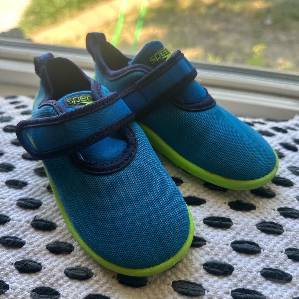 Speedo toddler water shoes size 7/8